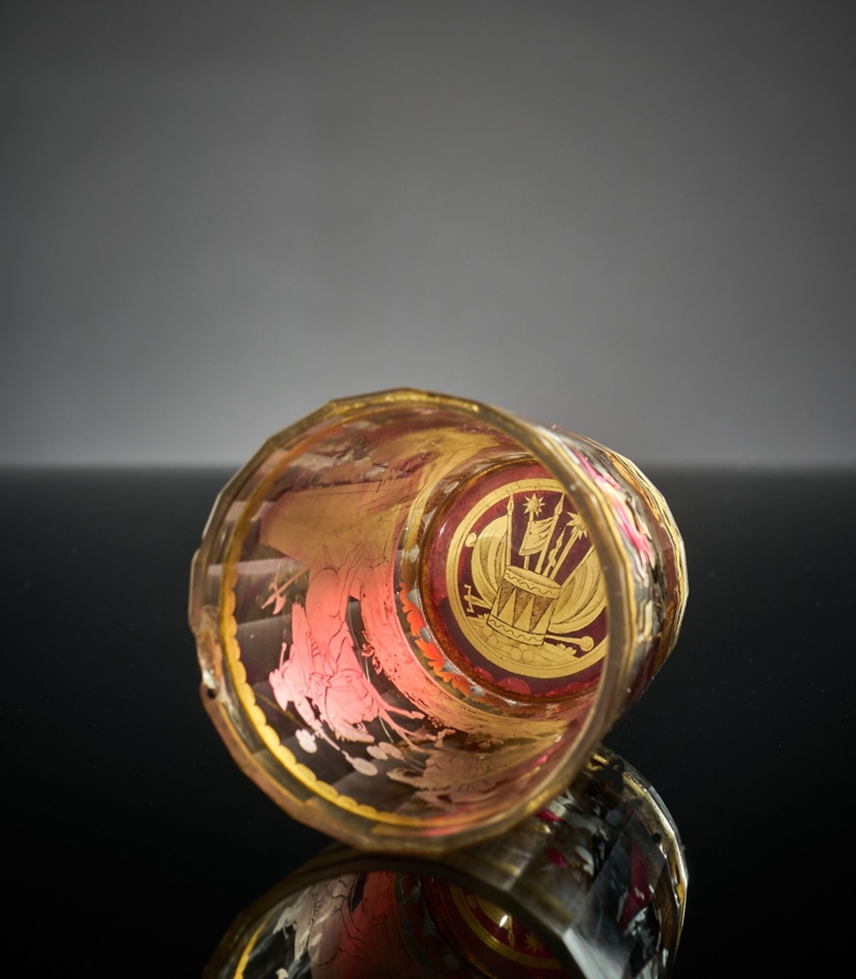 Barockes Zwischengoldglas. Konischer Becher mit 19-fach geschälter Wandung. Bemalung mit Akanthus-  - Bild 3 aus 3