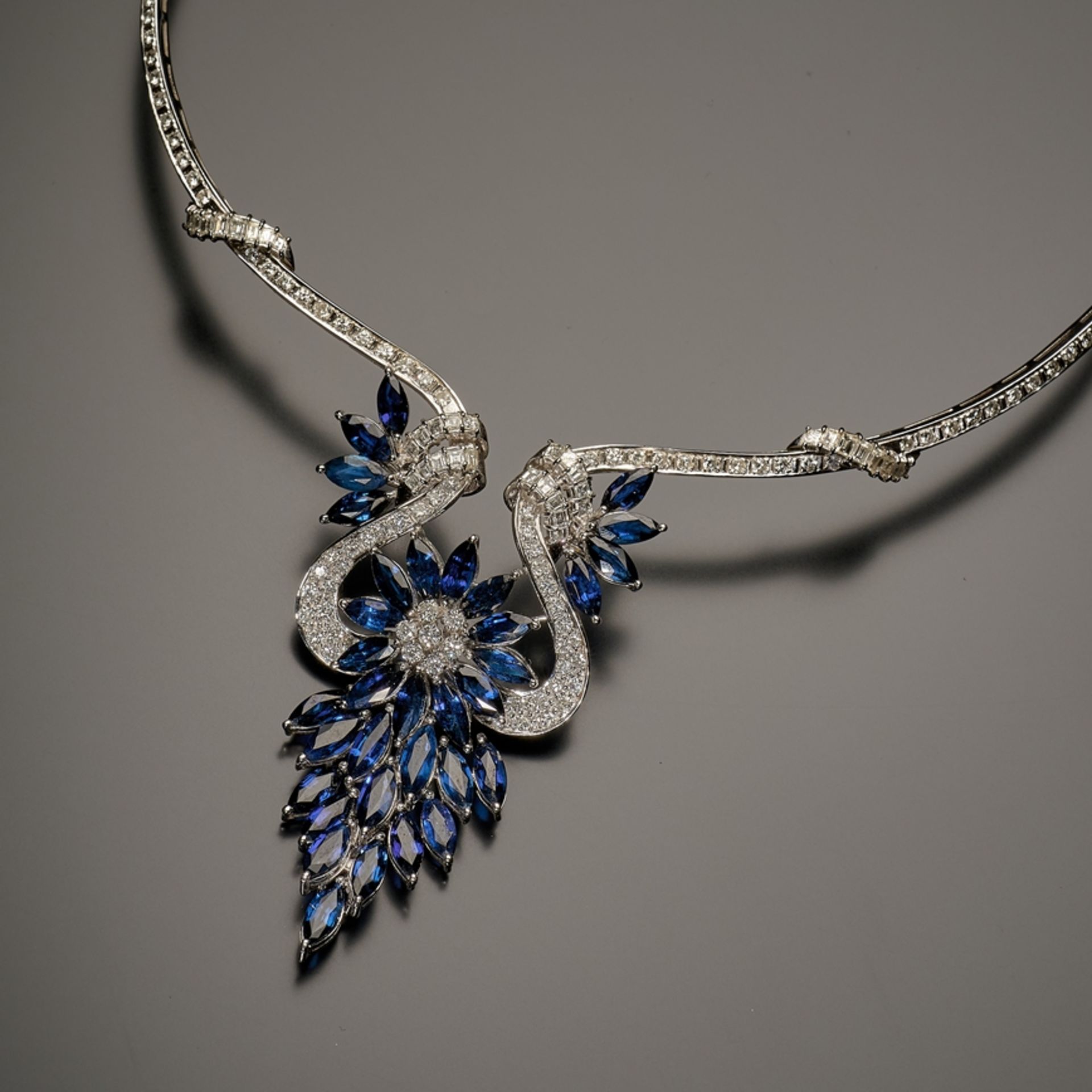 Elegantes Saphir-Diamantcollier. Mit Brillanten ausgefasste Halsspange. Mittelteil in floraler Gest