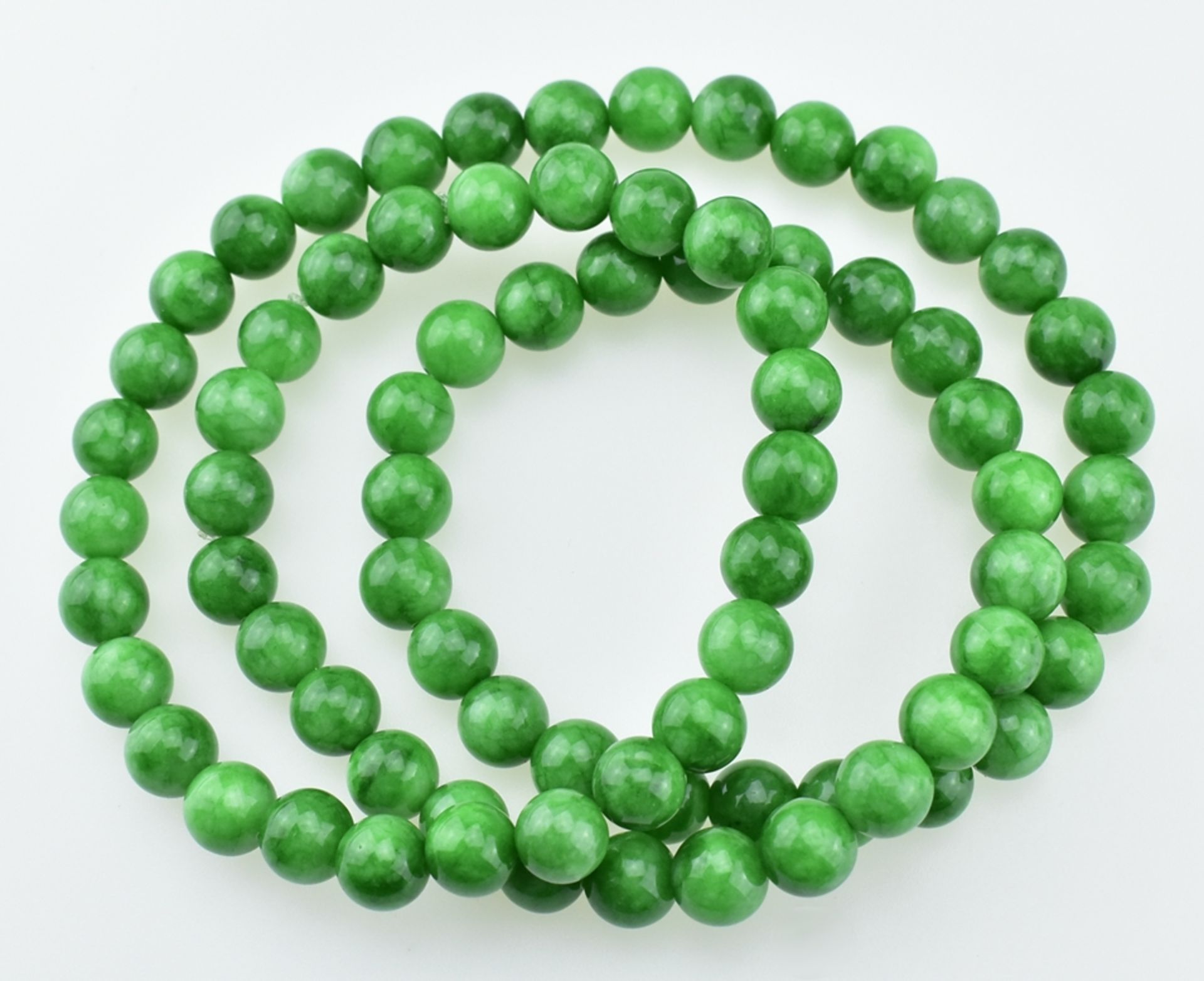 Jade-Kugelkette.  Ø 8 mm. Feine apfelgrüne Jade. L 56 cm