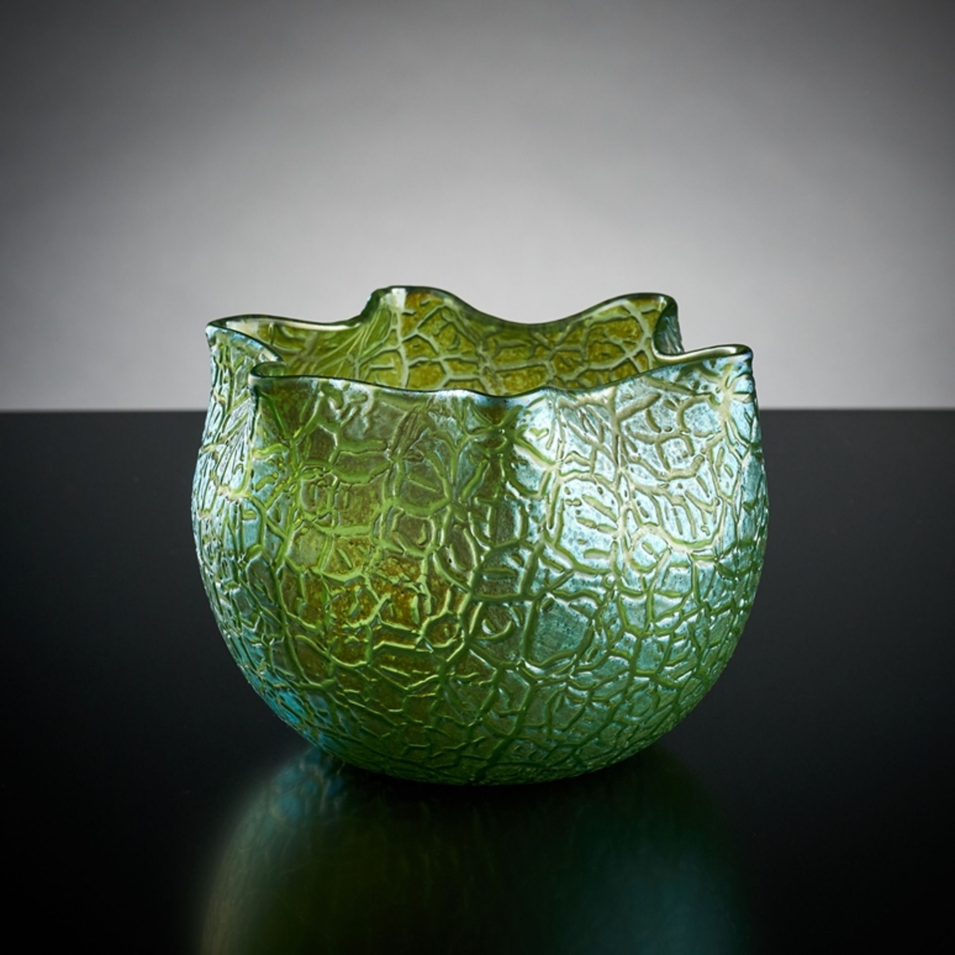 Kugelige Vase. Mit gekniffenem Rand. Grünes Glas mit craquelierter, irisierender Oberfläche. Loetz