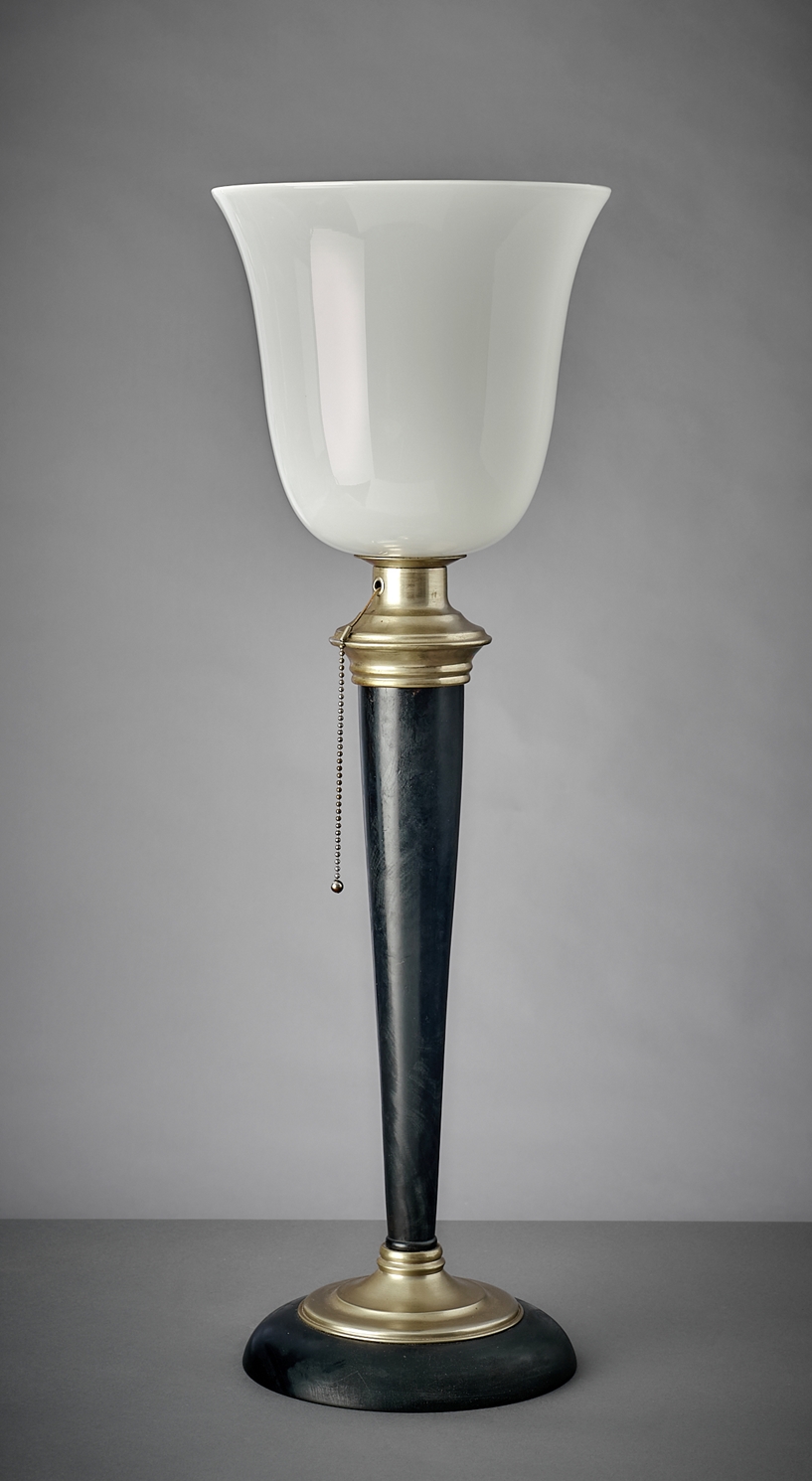 Tischlampe im Art-Déco-Stil. Konischer Fuß. Milchglasschirm. H 74 cm