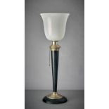 Tischlampe im Art-Déco-Stil. Konischer Fuß. Milchglasschirm. H 74 cm