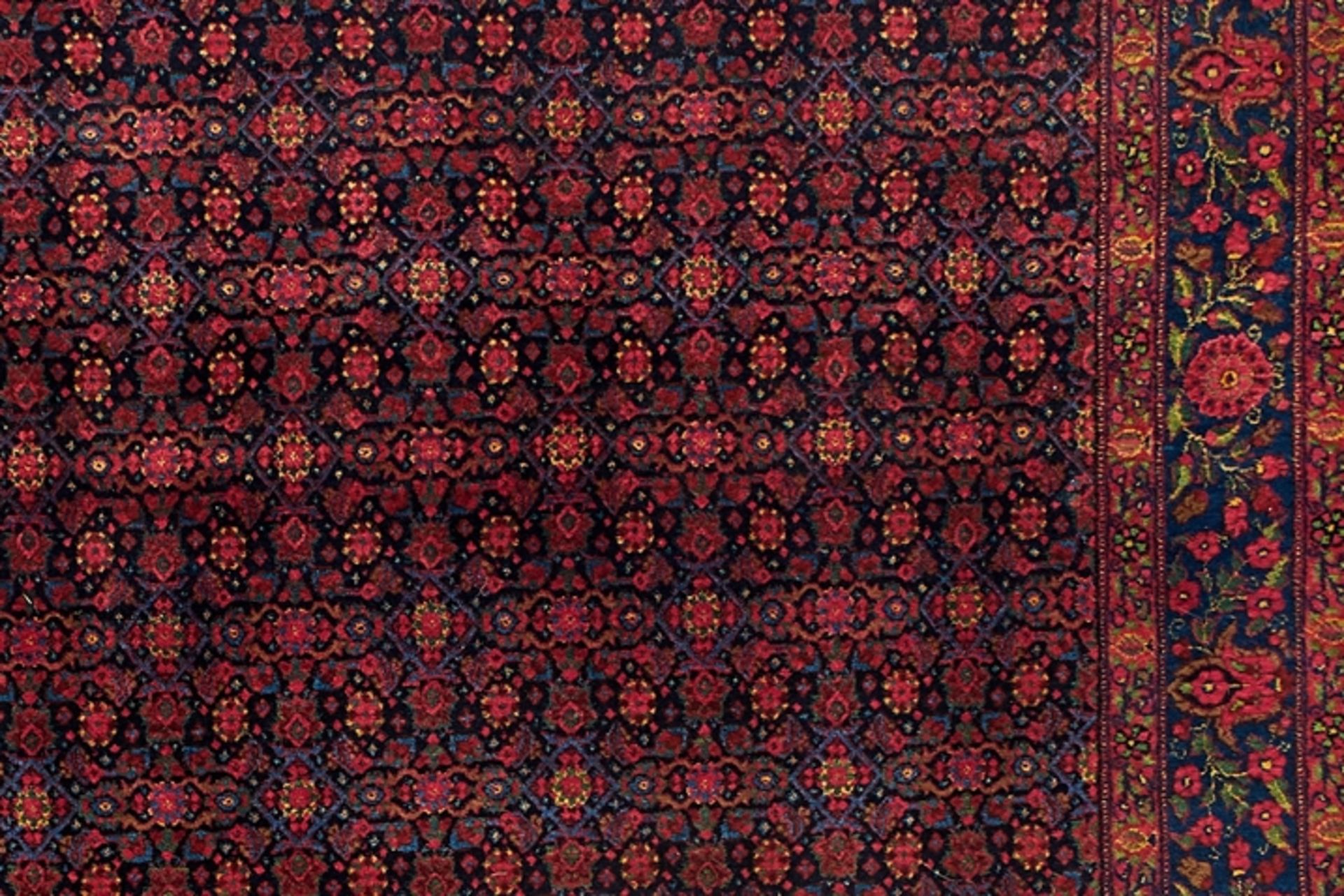 Prachtvoller Rosenbidjar. Sog. Gentleman-Teppich. Rosenbordüre. Wolle auf Wolle. Um 1880. 212 x 58 - Image 2 of 2