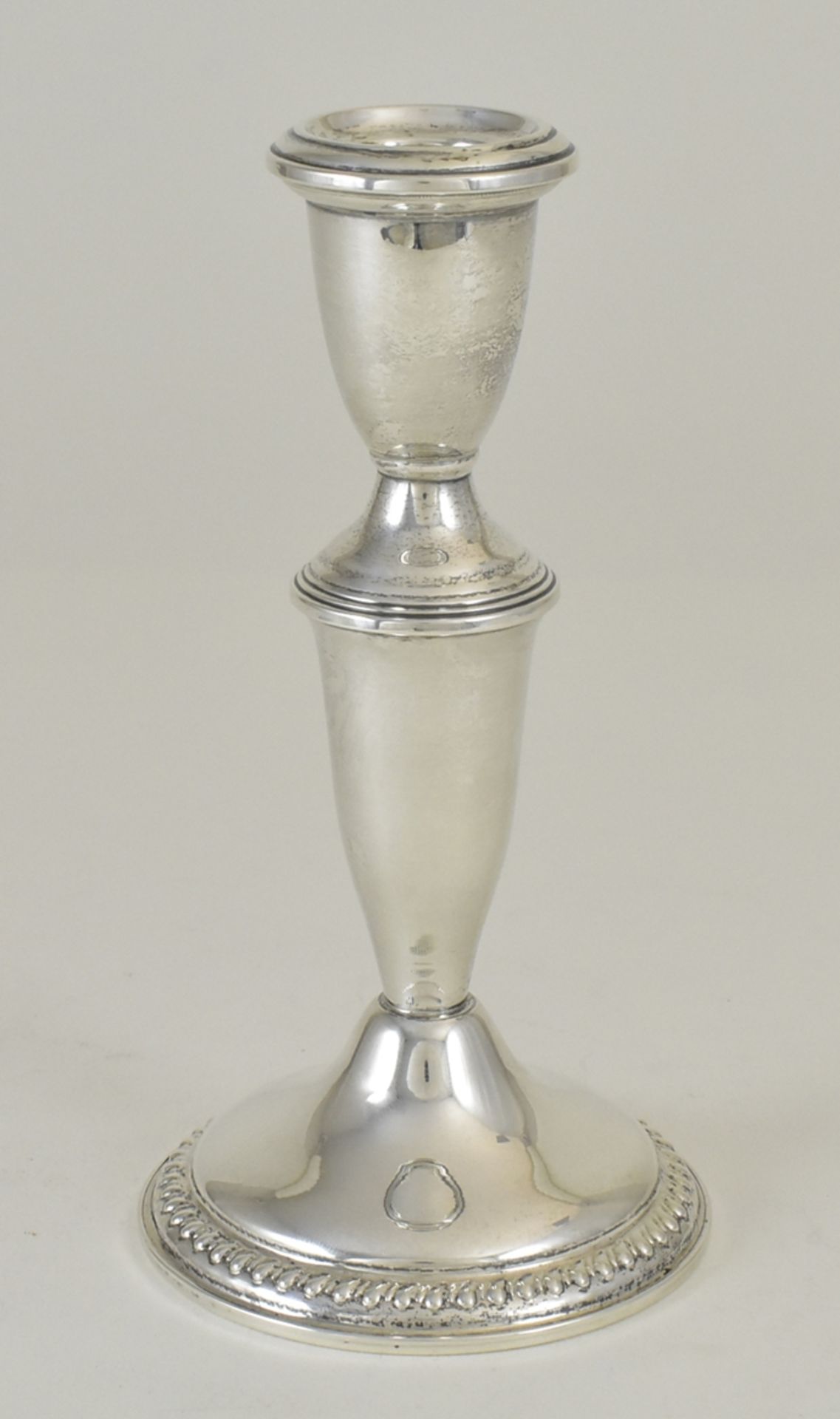 Kerzenleuchter.  Runder Fuß. Balusterschäftung. H 15,5 cm