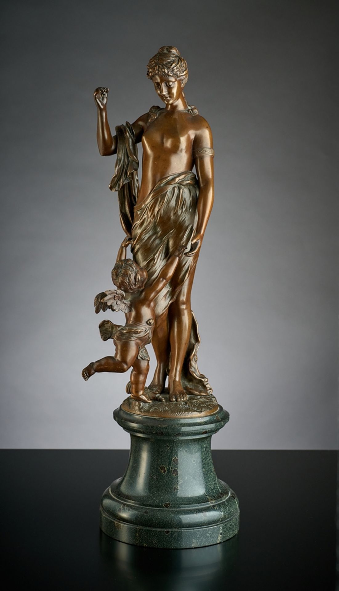 Hermann Eichberg. Ca. 1862 - 1935 Berlin. Bez. (18)95 dat. Venus mit Amor. Bronze auf Porphyrsocke