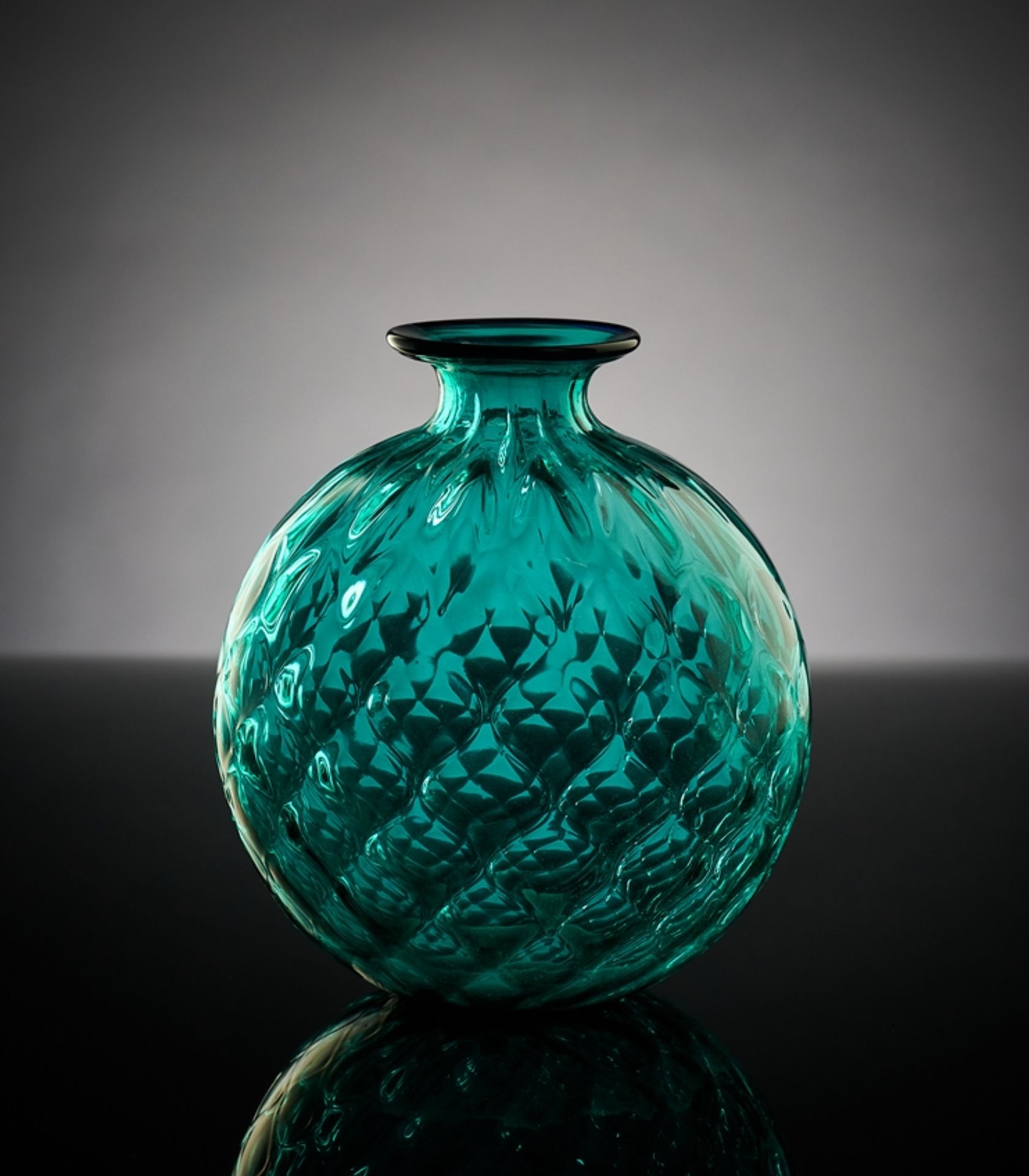 Venini-Kugelbauchvase. Sign. (19)86 dat. Meerblaues Glas, optisch geblasen mit feinem blauem Rand.