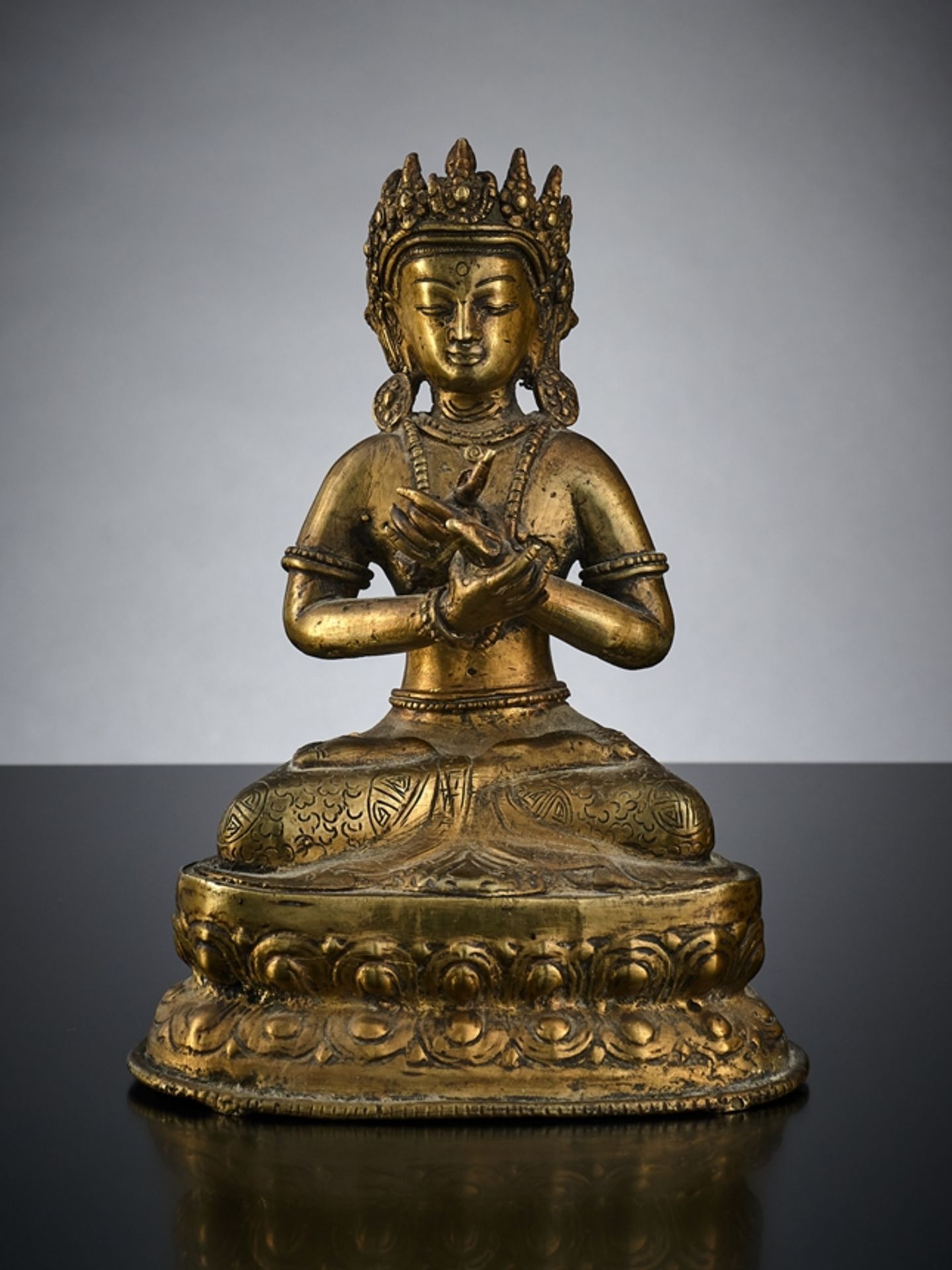 Sitzender Buddha. Gelbguß. H 19 cm