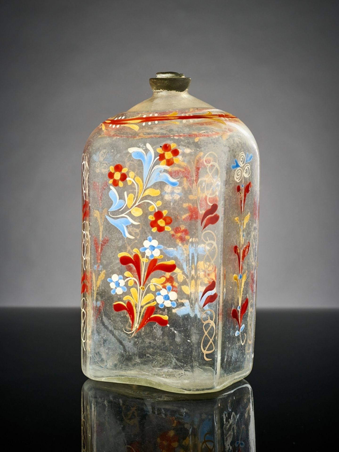 Große Schnapsflasche.  Emaille-Bemalung mit Blüten und Spiralen. Zinnrand. Freudenthal, 1. Drittel 