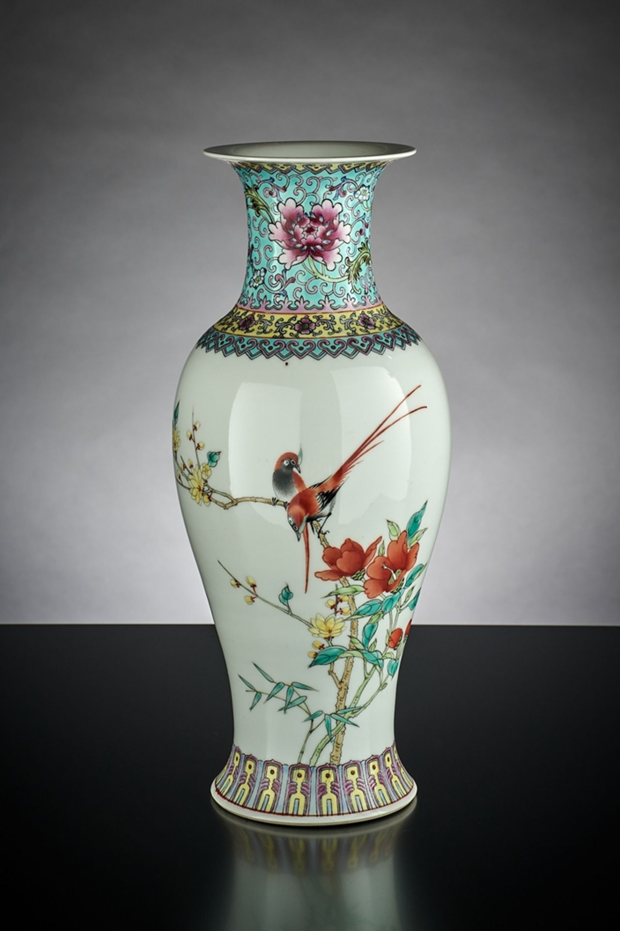 Porzellanvase. Balusterförmig. Polychrome Bemalung mit Vogelpaar auf Blütenzweig. China. H 31 cm