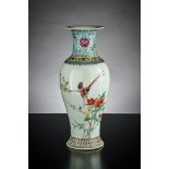 Porzellanvase.  Balusterförmig. Polychrome Bemalung mit Vogelpaar auf Blütenzweig. China. H 31 cm