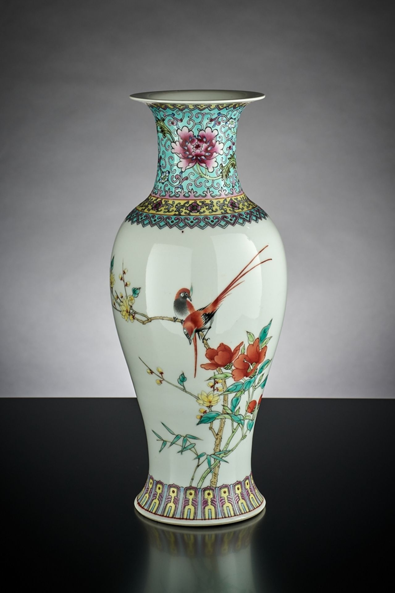 Porzellanvase.  Balusterförmig. Polychrome Bemalung mit Vogelpaar auf Blütenzweig. China. H 31 cm