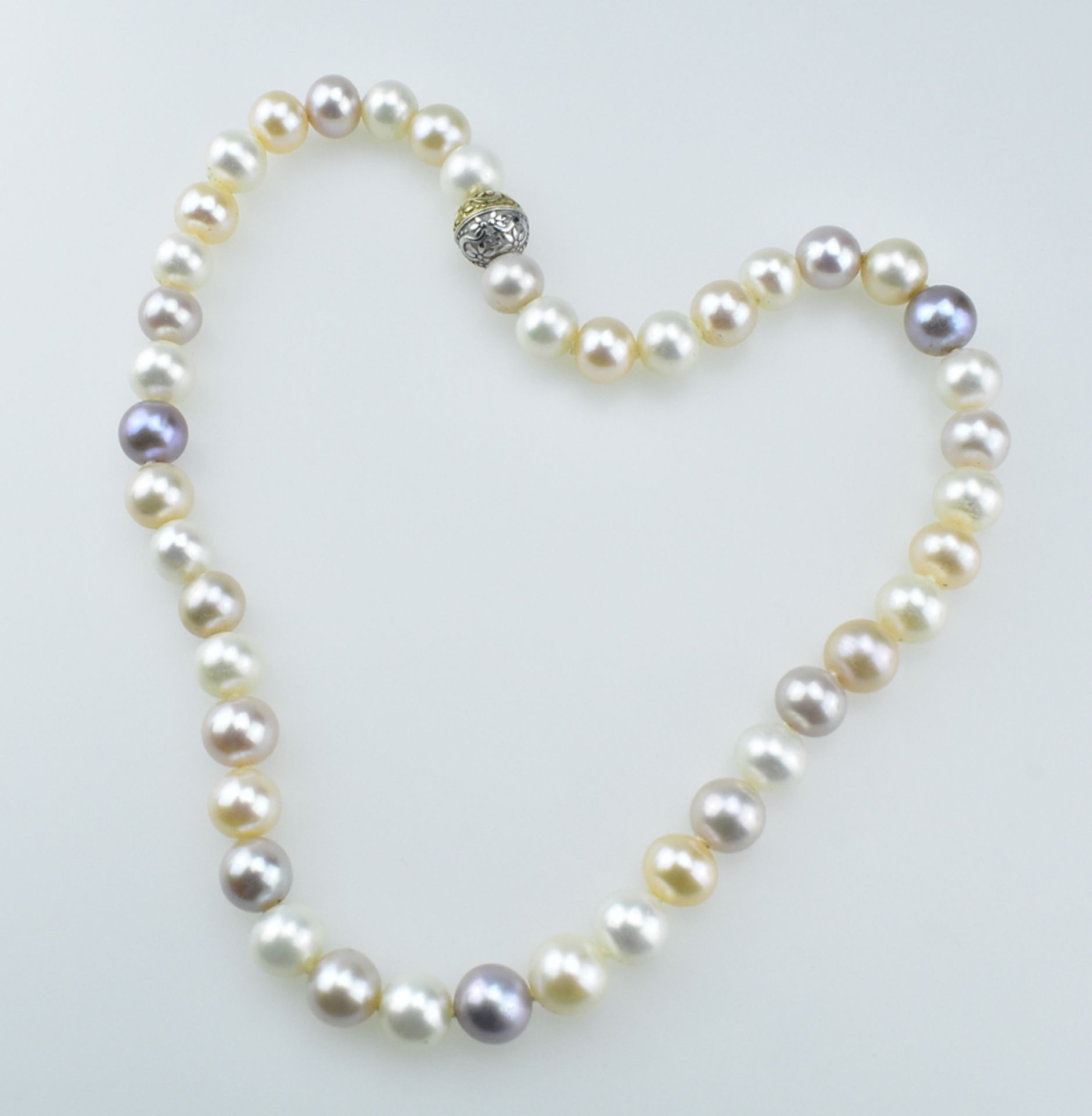 Feine Perlenkette.  Naturfarbene Süßwasserperlen Ø 10,5 mm. Magnetschloß. L 43 cm
