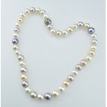 Feine Perlenkette.  Naturfarbene Süßwasserperlen Ø 10,5 mm. Magnetschloß. L 43 cm