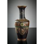 Hochfeine Cloisonné-Vase. Reserven mit Phönix und Drachen sowie Blütenkanten. Kyoto, um 1880. H 18,