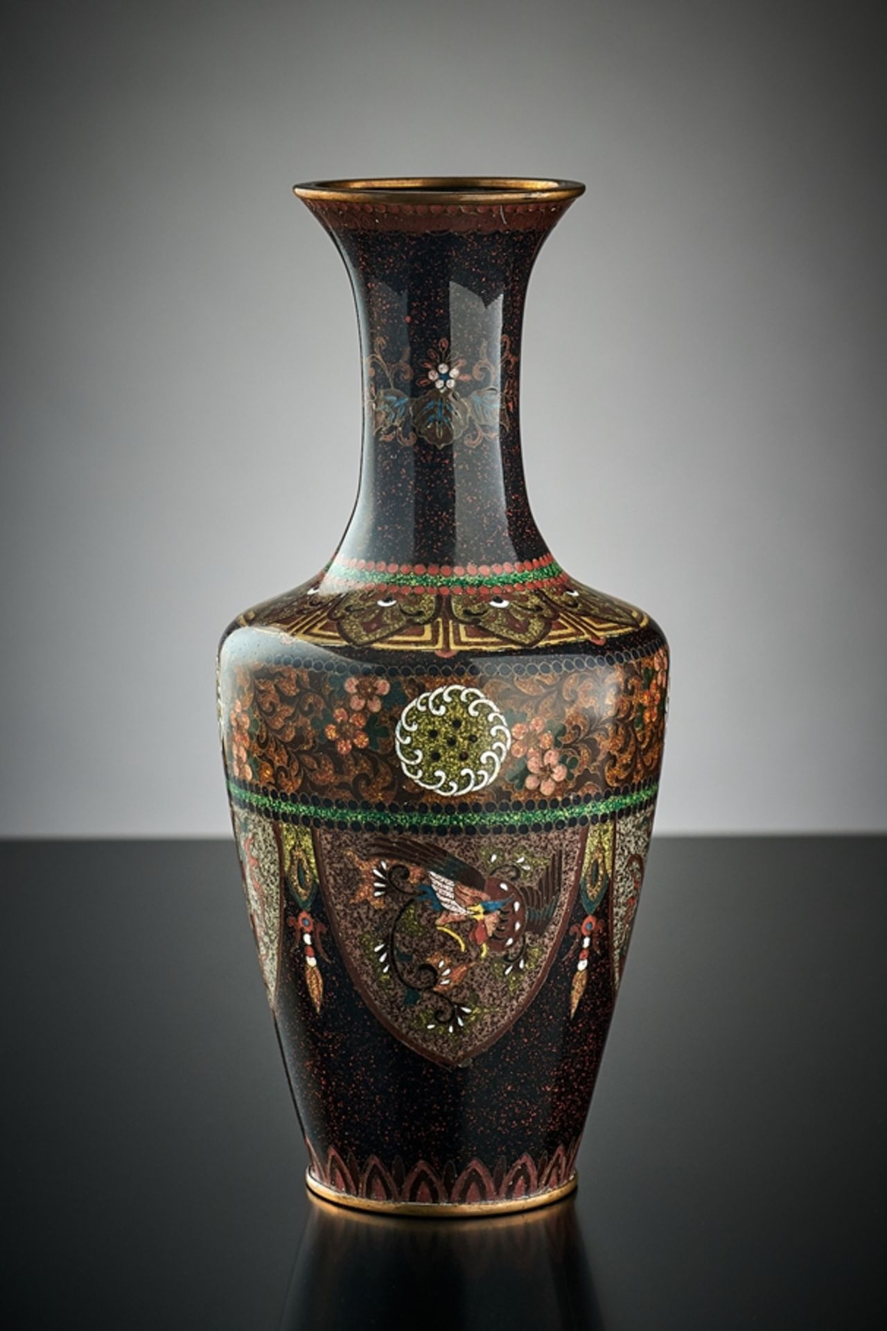 Hochfeine Cloisonné-Vase. Reserven mit Phönix und Drachen sowie Blütenkanten. Kyoto, um 1880. H 18,