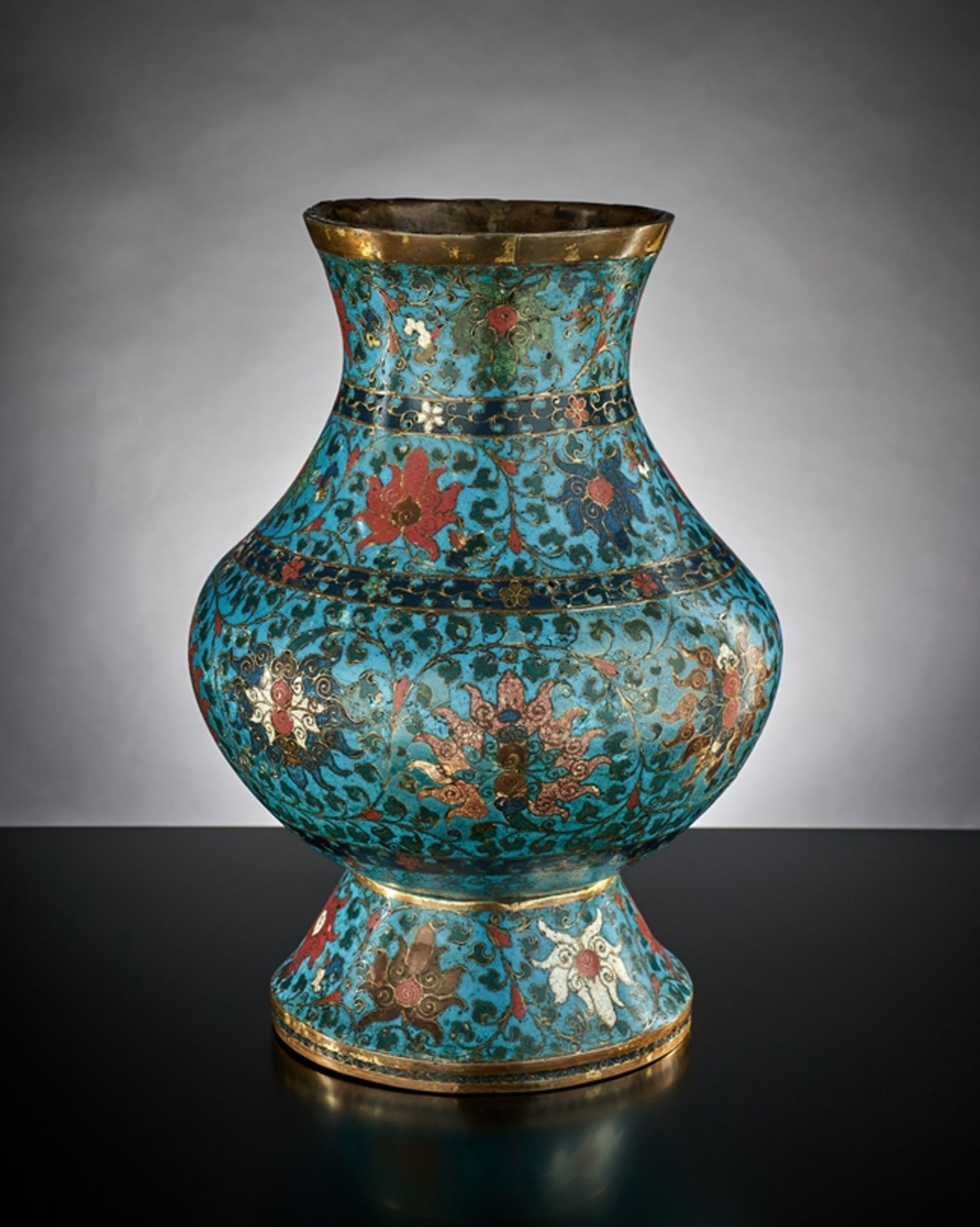 Große Cloisonnévase. Balusterform. Rankenwerk, filigranes Blattwerk und Chrysanthemenblüten. Türki