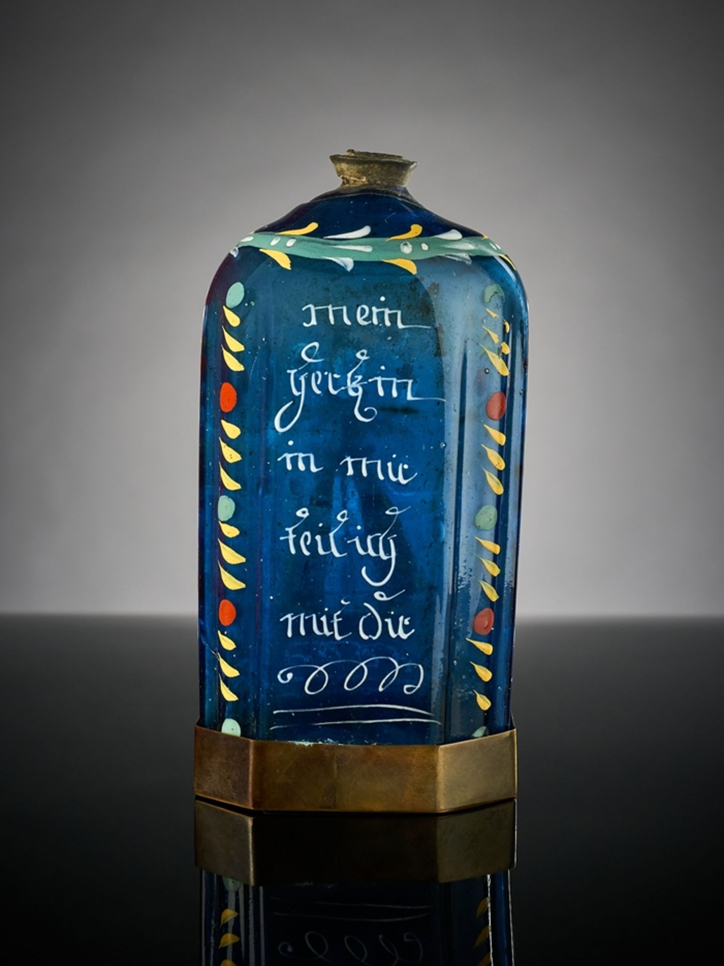 Blaue Schnapsflasche.  Emaille-Bemalung mit Dame, Blattkanten und Sinnspruch. Freudenthal, 2. H. 18 - Bild 2 aus 2