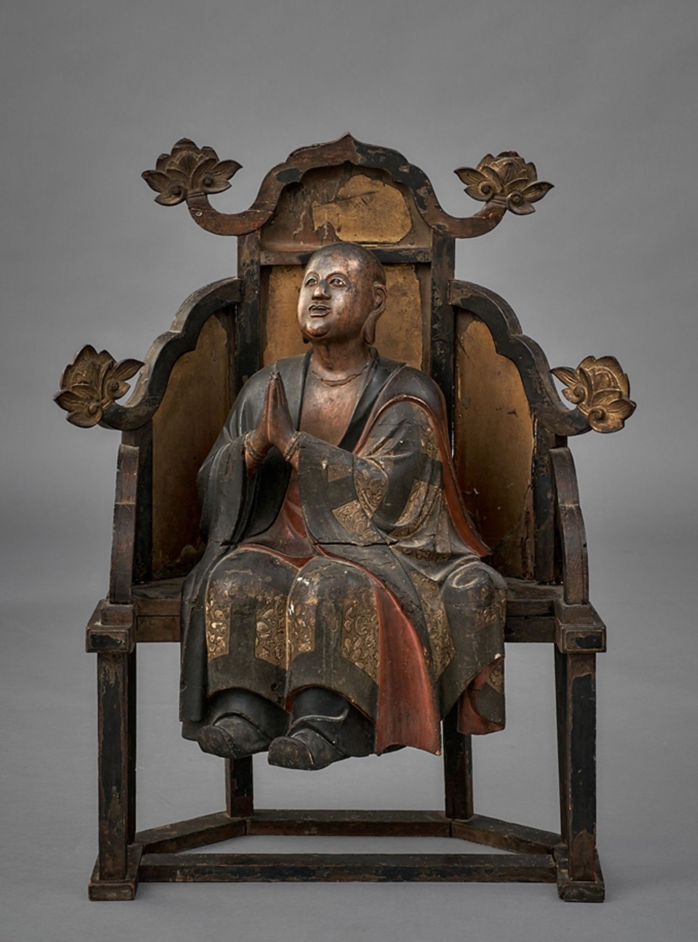 Betender Mönch auf Lotosthron sitzend. Ornamental gestaltetes Gewand. Holz mit Lack und Vergoldungs