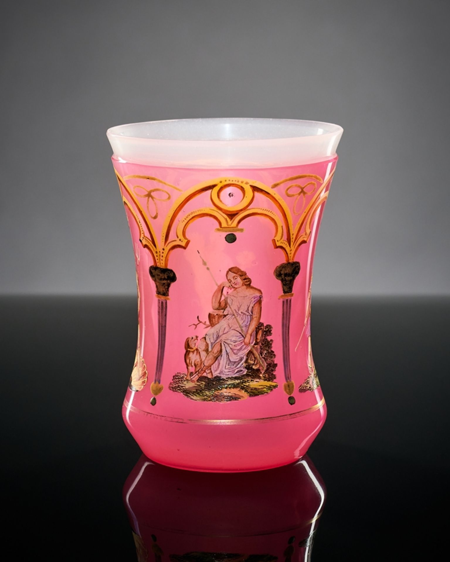 Götterbecher.  Alabasterglas mit rosa Überfang und polychromer Bemalung: Ceres, Diana, Neptun und M