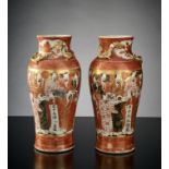 Paar Satsuma-Vasen. Figurenszenen. Shishi-Auflagen. Japan, Ende 19. Jh. H 26 cm