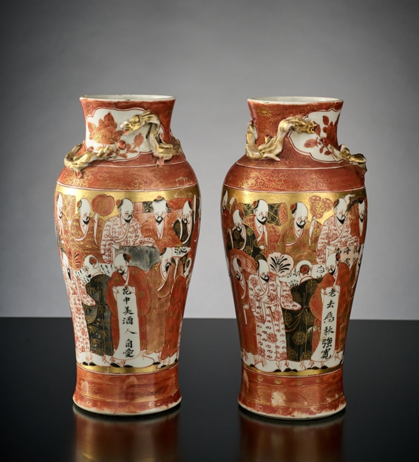 Paar Satsuma-Vasen. Figurenszenen. Shishi-Auflagen. Japan, Ende 19. Jh. H 26 cm