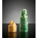 Zwei Siegel. Eines aus grüner Jade mit Löwe, H 7 cm. Das zweite aus Steatit mit Signum:'Xao Min'. H