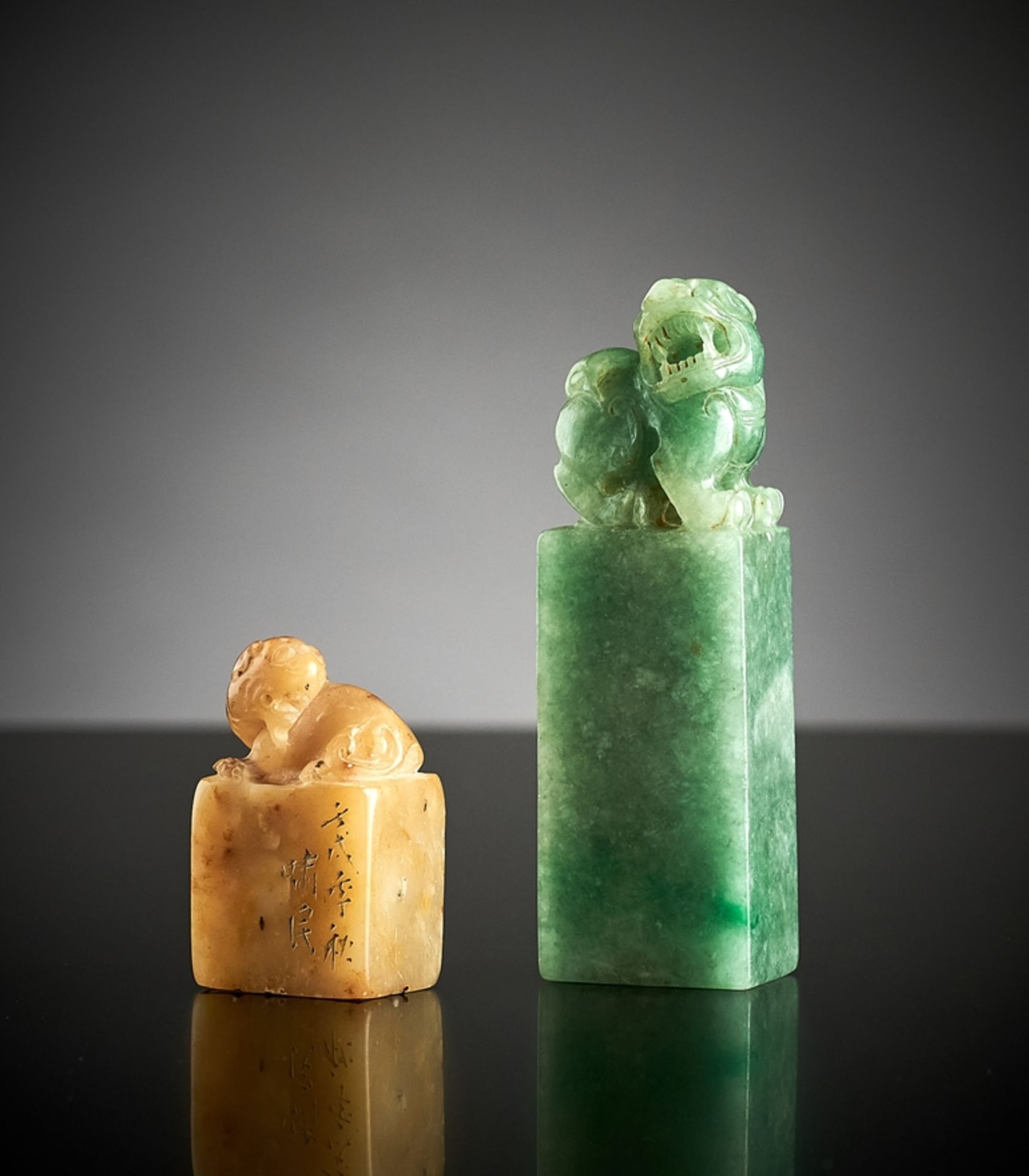 Zwei Siegel. Eines aus grüner Jade mit Löwe, H 7 cm. Das zweite aus Steatit mit Signum:'Xao Min'. H