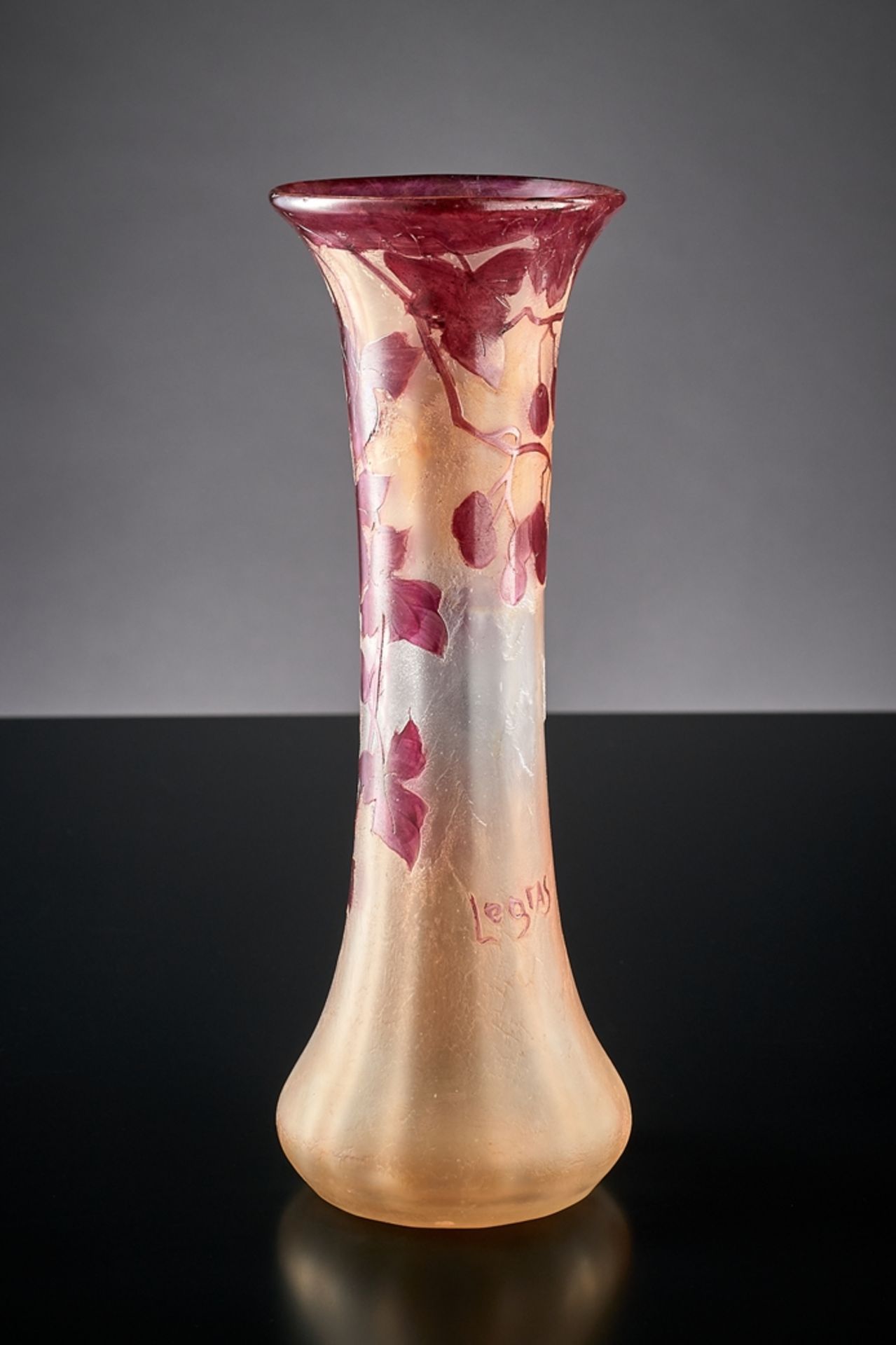 Vase. Überfangen und geätzt. Dekor mit Beeren und Blättern. Bez. Legras St. Denis. Um 1910. H 27 c