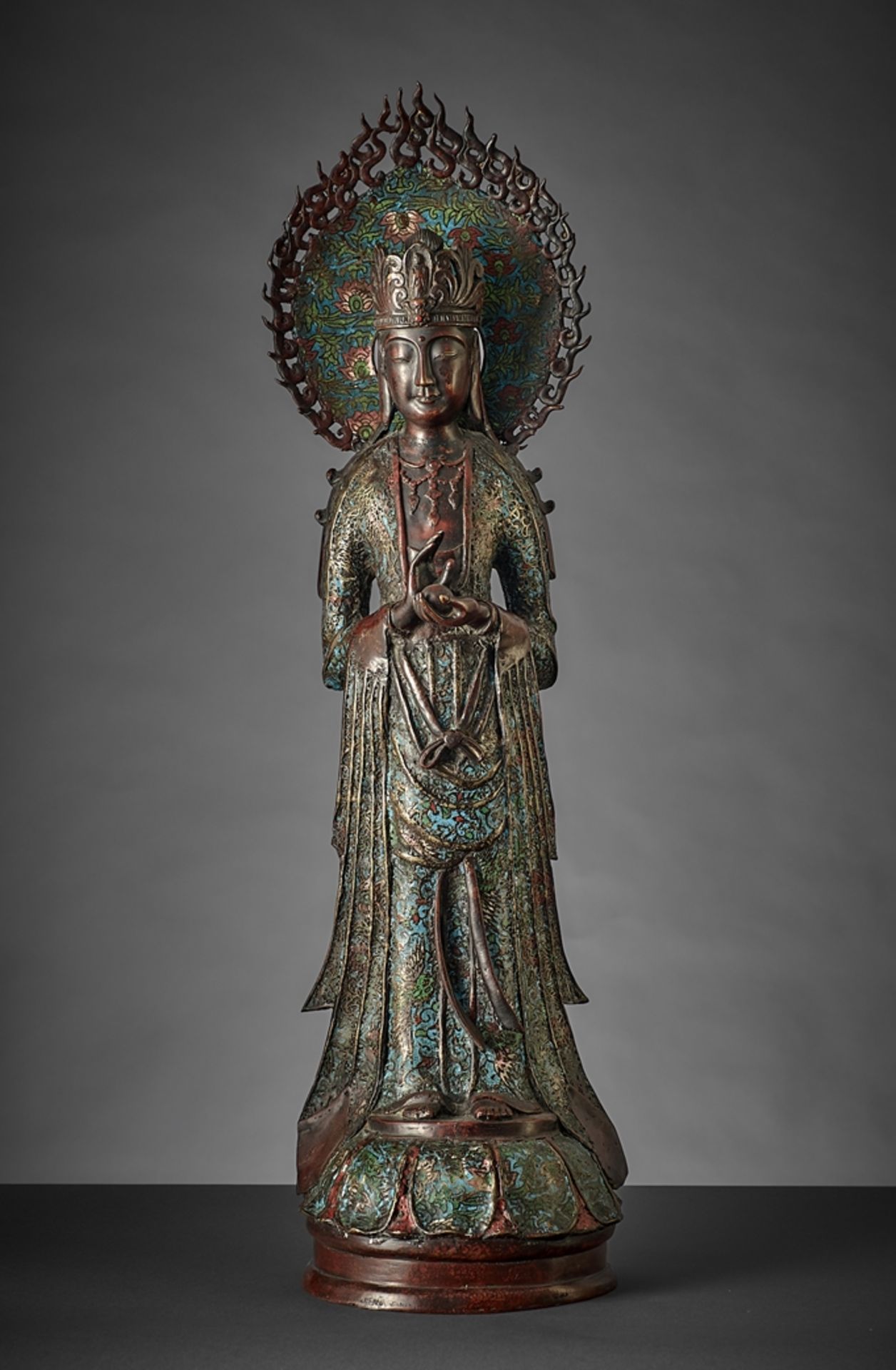 Stehender Bodhisattva Avalokitesvara. Aureole. Lang herabfallendes Gewand. Kupfer und Cloisonné. Bo