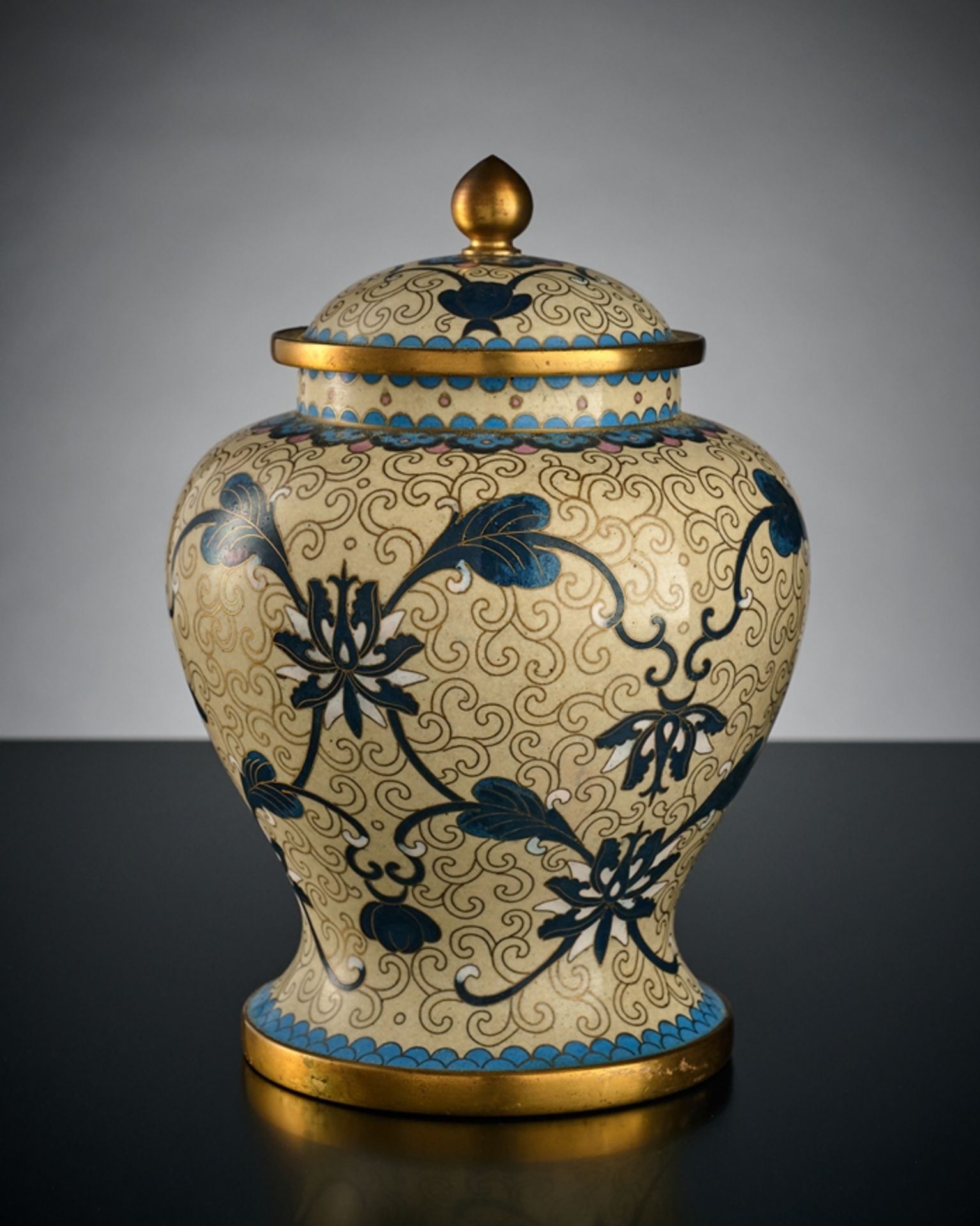 Cloisonné-Deckelvase. China, 20. Jh. H 21 cm