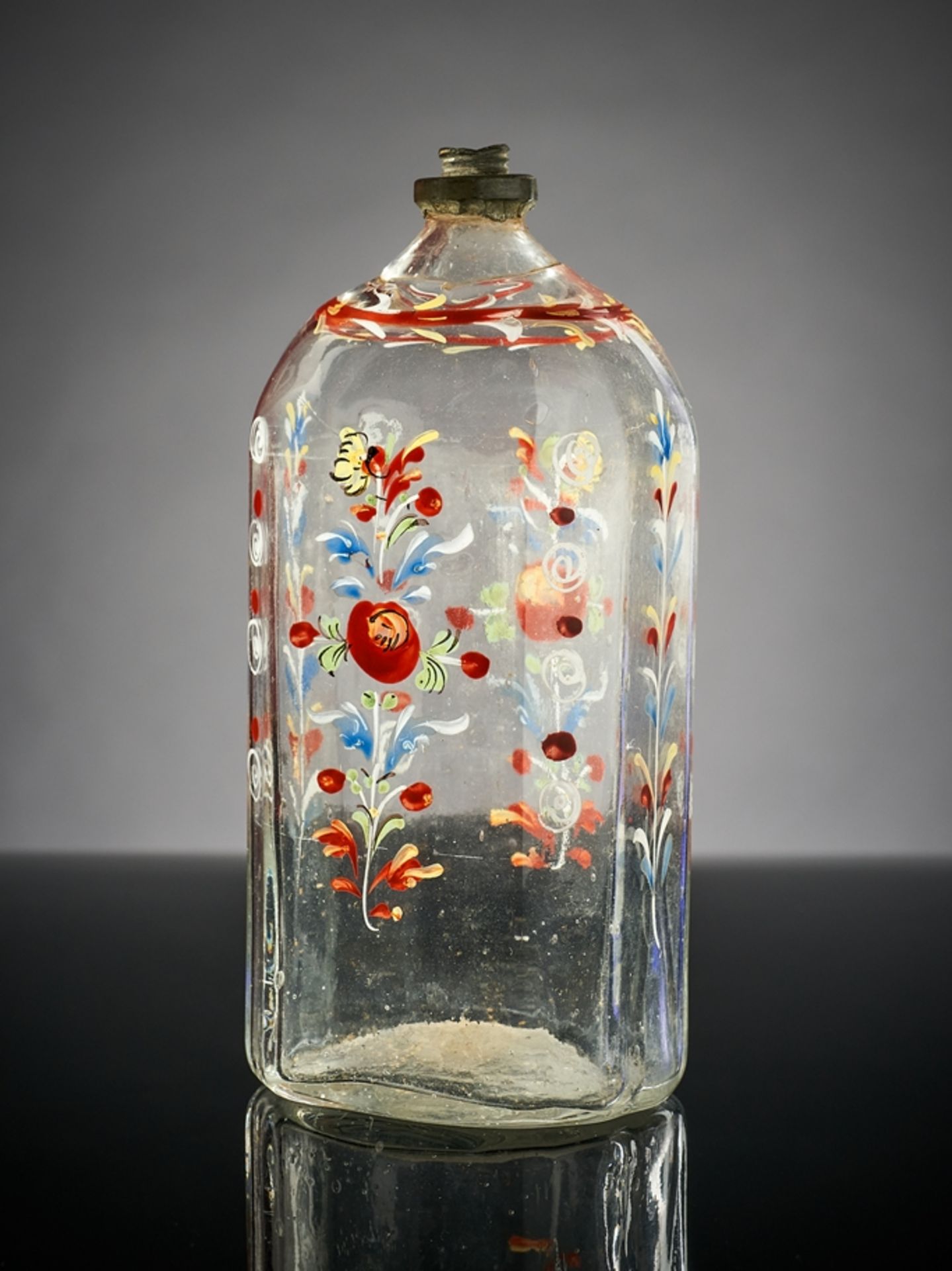 Schnapsflasche. Emaille-Bemalung mit Blüten und Spiralen. Zinnrand. Freudenthal, 1. Drittel 19. Jh.