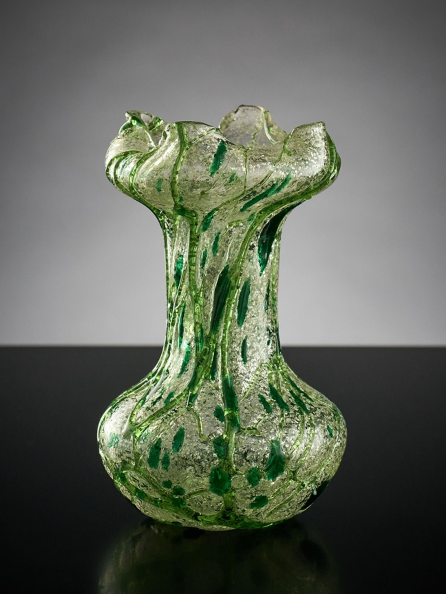 Kleine Vase. Farblos mit Silberfolie und grünen Fäden. Eleonorenhain, um 1900. H 13 cm