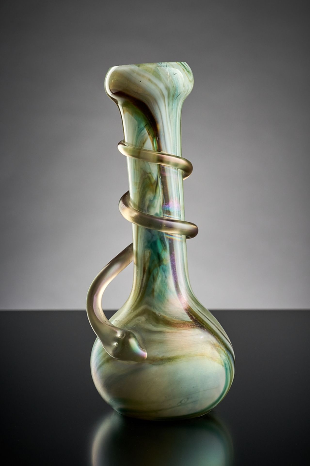 Enghalsvase.  Aufgeschmolzene Schlange. Marmoriertes Glas. Eleonorenhain, um 1900. H 20,5 cm