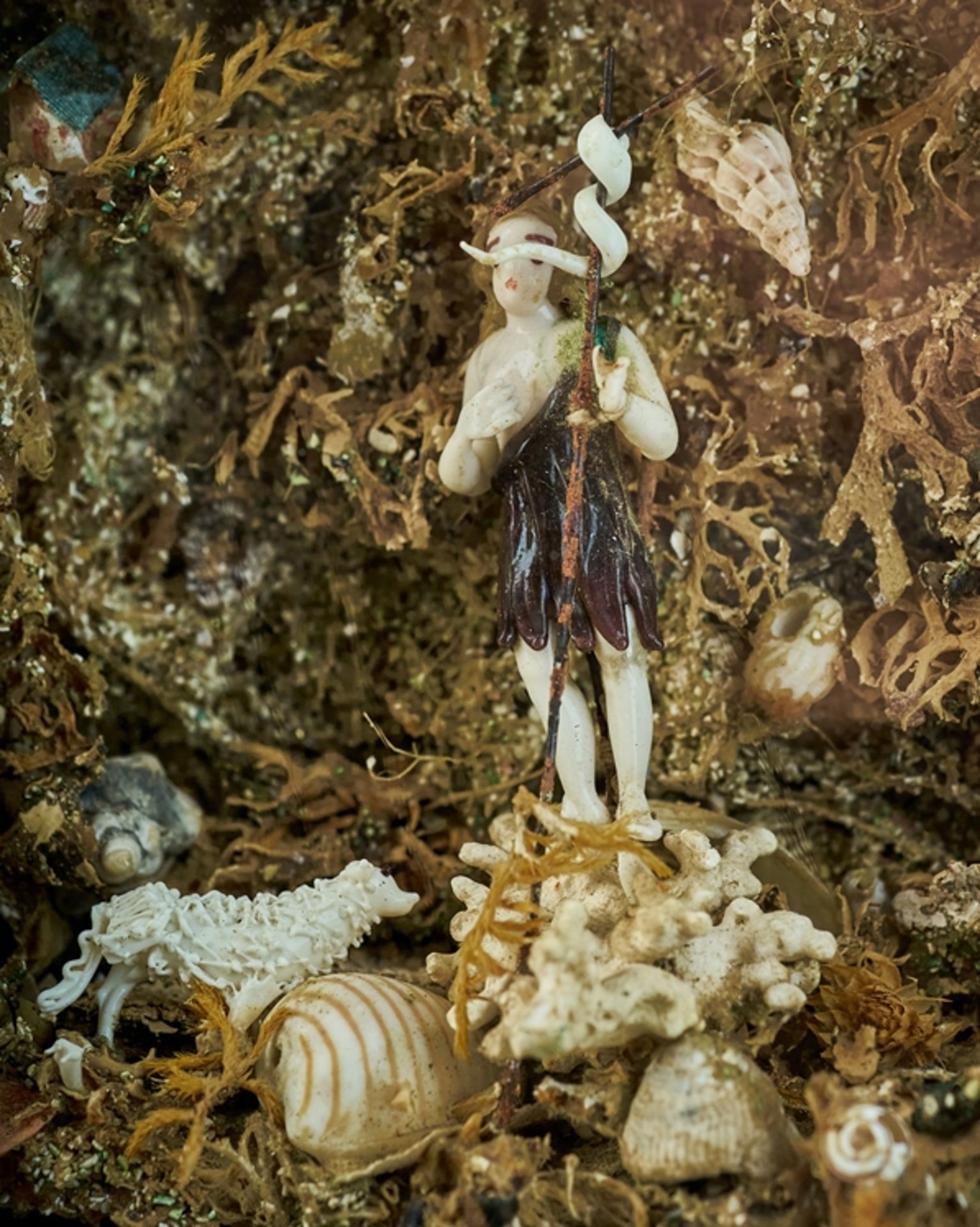 Johannes der Vorläufer als Glasfigurine von Meeresgetier umgeben. Verglastes Kästchen. Wohl Italien - Image 2 of 2