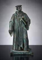 Martin Luther. In der linken Hand seine Thesen, in der Rechten den Hammer. Gießerstempel Lauchhamme