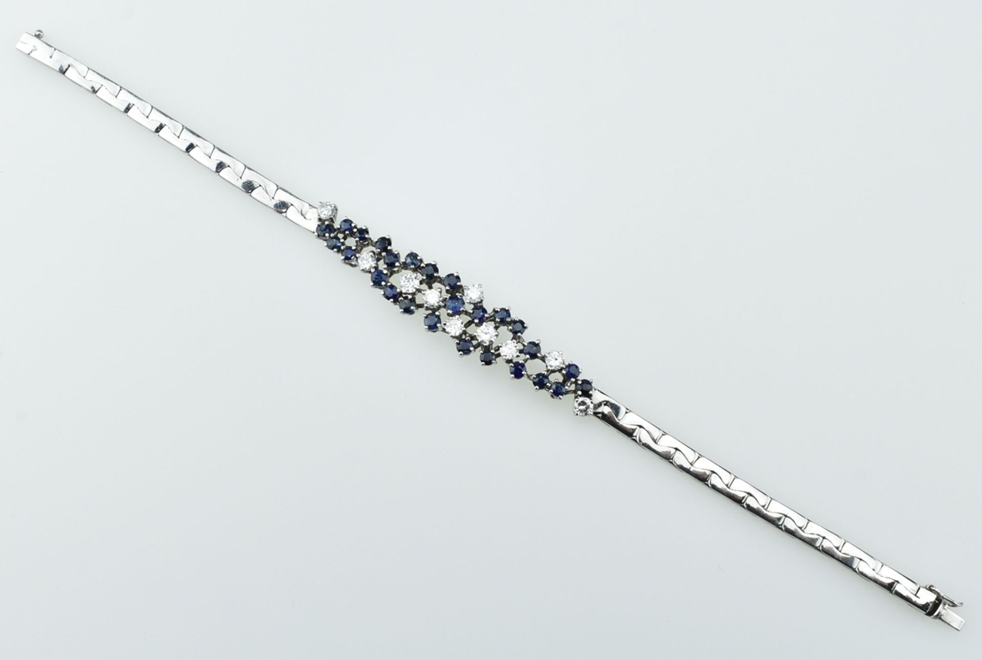 Feines Saphir-Brillantarmband. Brillanten ca. 0,90 ct., blaue Saphire ca. 1,4 ct. 18 ct. WG. L 18, - Image 2 of 2