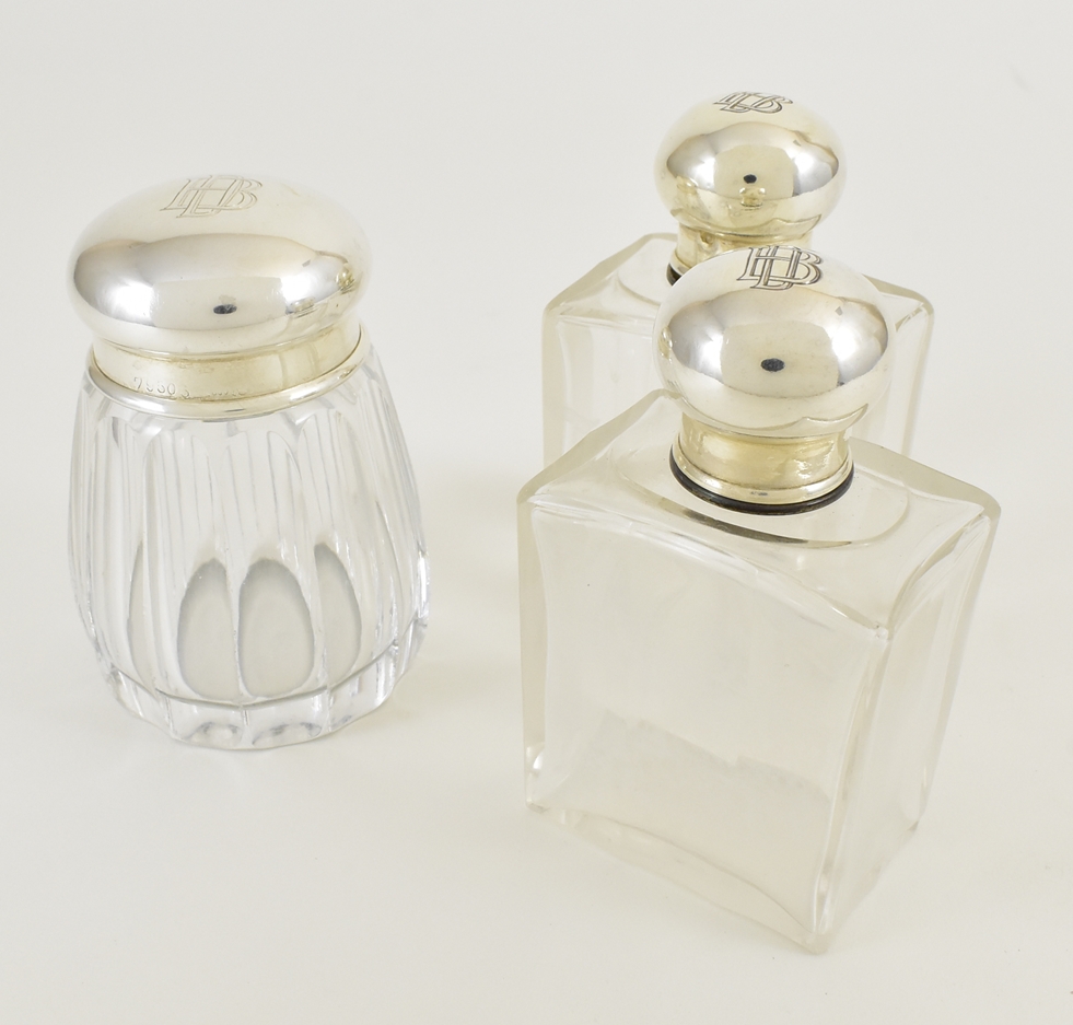 Paar Flakons und Deckelgefäß. Glas mit Silberdeckeln, Monogramm DB. H 10 cm