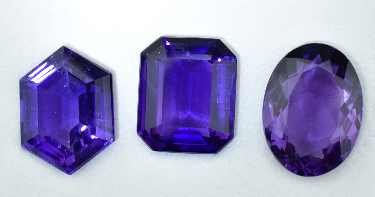 Drei Amethyste. Oval, Achteck, Sechseck. 26,5 ct.