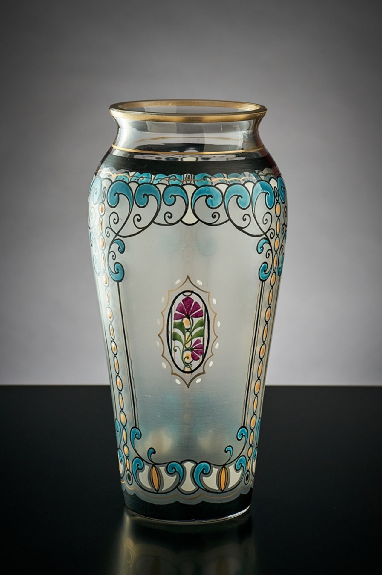 Vase.  Farblos, teils mattiert. Polychrome Emaille-Malerei mit Ranken und Medaillons. Fachschule Ha