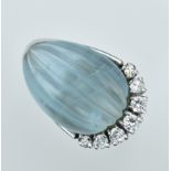 Aquamarinring. Muschelförmiger, geschliffener Aquamarin mit Brillanten 0,25 ct. 18 ct. WG