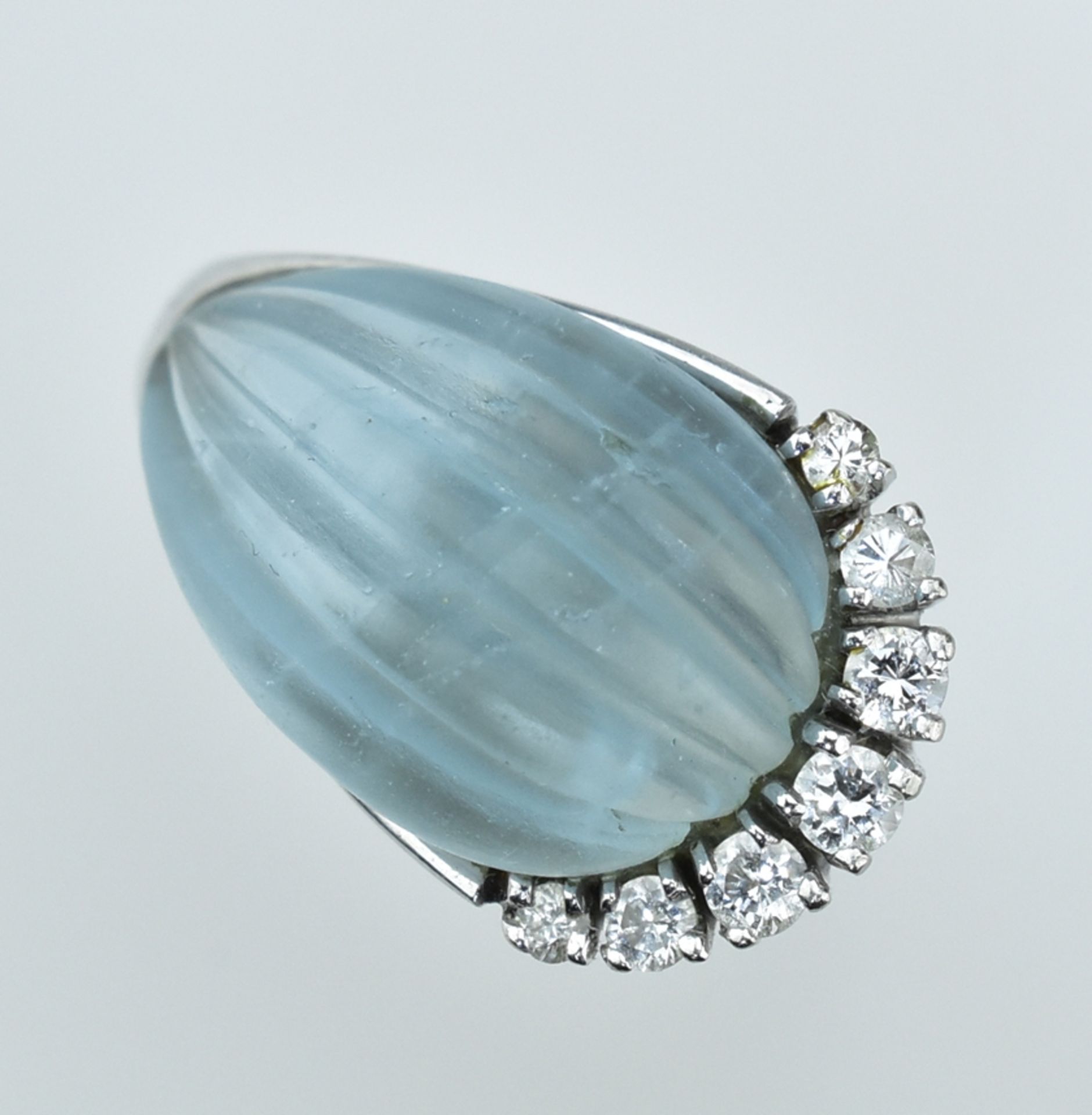 Aquamarinring.  Muschelförmiger, geschliffener Aquamarin mit Brillanten 0,25 ct. 18 ct. WG