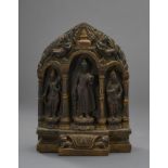 Kleine Stele. Shakyamuni Buddha von zwei Bodhisattvas flankiert in von Säulen getragenem Tempel. Ob