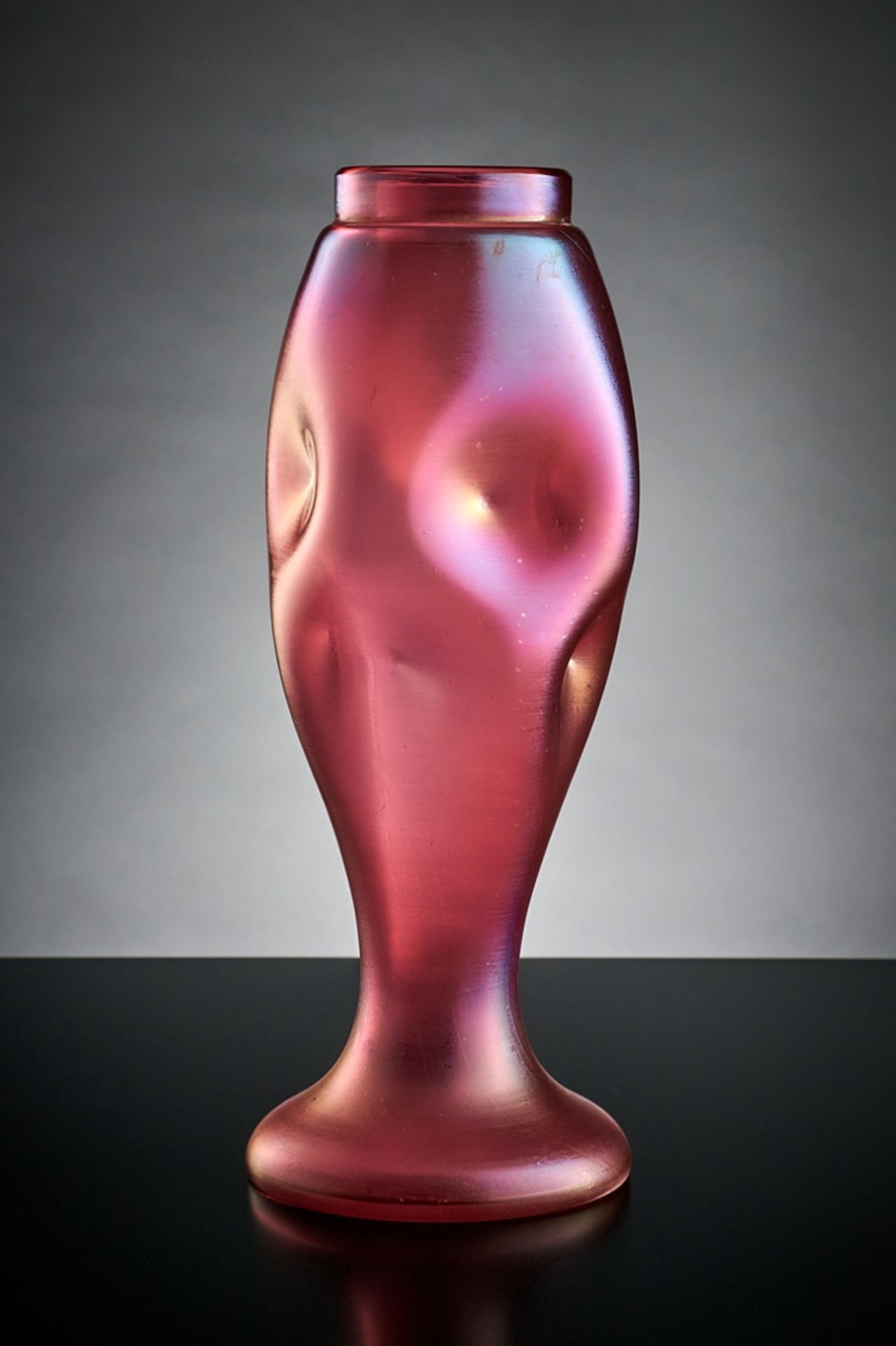 Vase. Gedellter Korpus. Rosa unterfangen. Matt irisiert. Wilh. Kralik, Eleonorenhain, um 1900. H 2