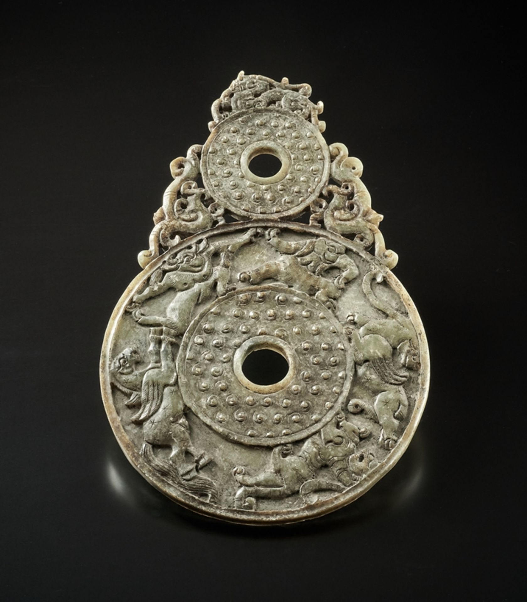 Doppelte Pi-Scheibe.  Relief mit mythologischen Tieren, Reiskorn und Drachen. Jade. China. H 20 cm