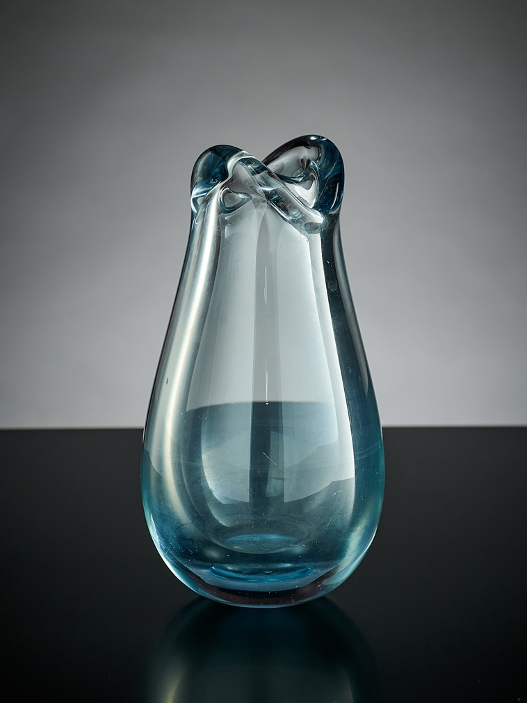 Holmegaard-Vase. Hellblaues Glas. Am Boden graviert "Holmegaard 1953" und ligiertes LP. H 17,5 cm