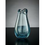 Holmegaard-Vase. Hellblaues Glas. Am Boden graviert "Holmegaard 1953" und ligiertes LP. H 17,5 cm