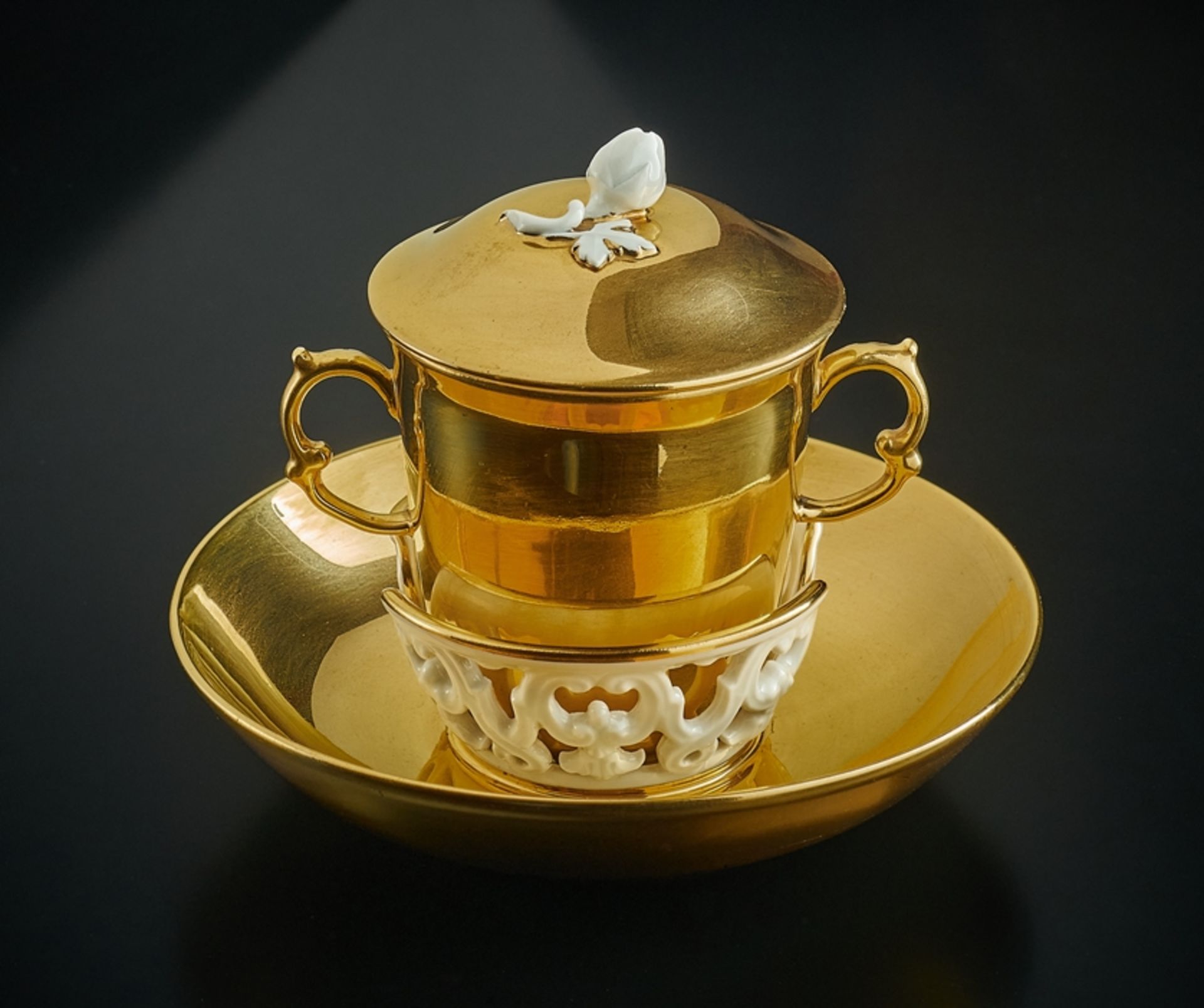 Trembleuse. Zittertasse mit Gitterrand und Glockencuppa mit zwei Griffen. Monochrom gold. Blaue Sch