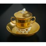 Trembleuse. Zittertasse mit Gitterrand und Glockencuppa mit zwei Griffen. Monochrom gold. Blaue Sch