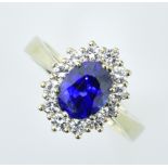 Klassischer Saphir-Brillantring.  Mittig blauer, ovaler und facettierter Saphir 1,65 ct. mit Brilla