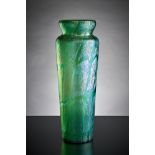 Große Vase 'creta pampas'. Am Hals eingezogen. Grünes Glas mit silbergelber Pulveraufschmelzung. Un